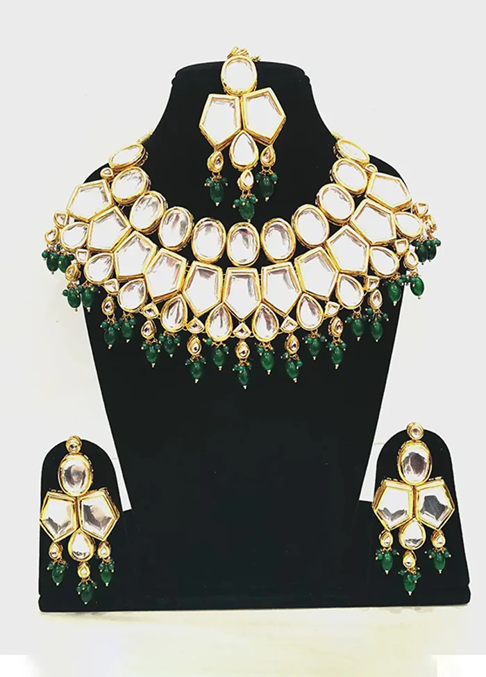 Multicolor Alloy Jewellery Set (1 Necklace, 1 Pair Earrings, 1 Mang Tikka)