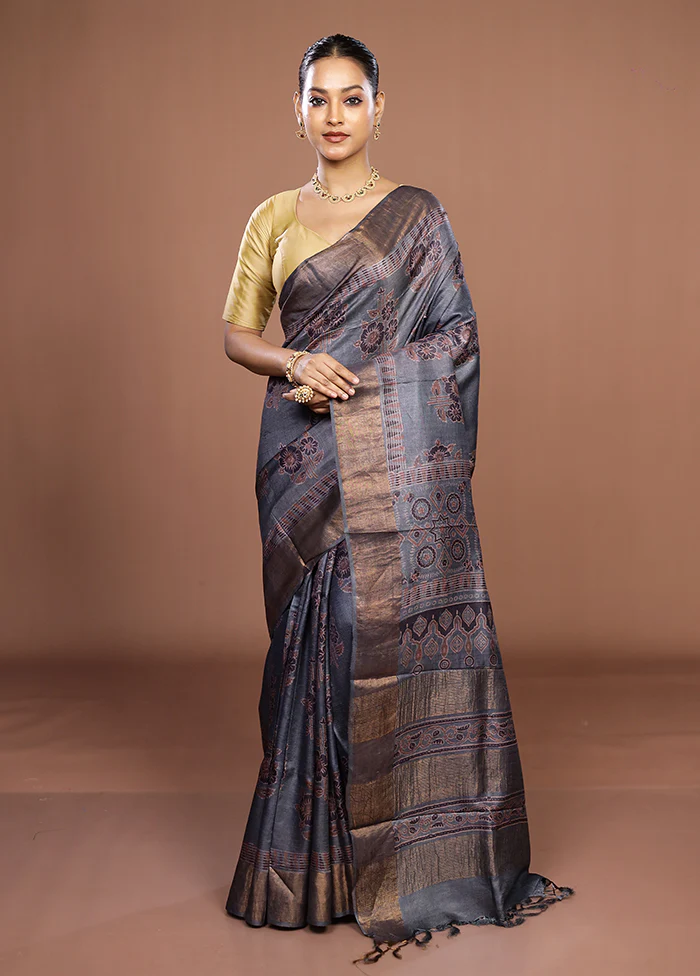 Red Handloom Tussar Pure Silk Saree With Blouse Piece - Image 2