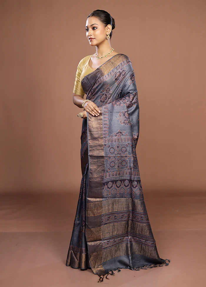 Red Handloom Tussar Pure Silk Saree With Blouse Piece - Image 4