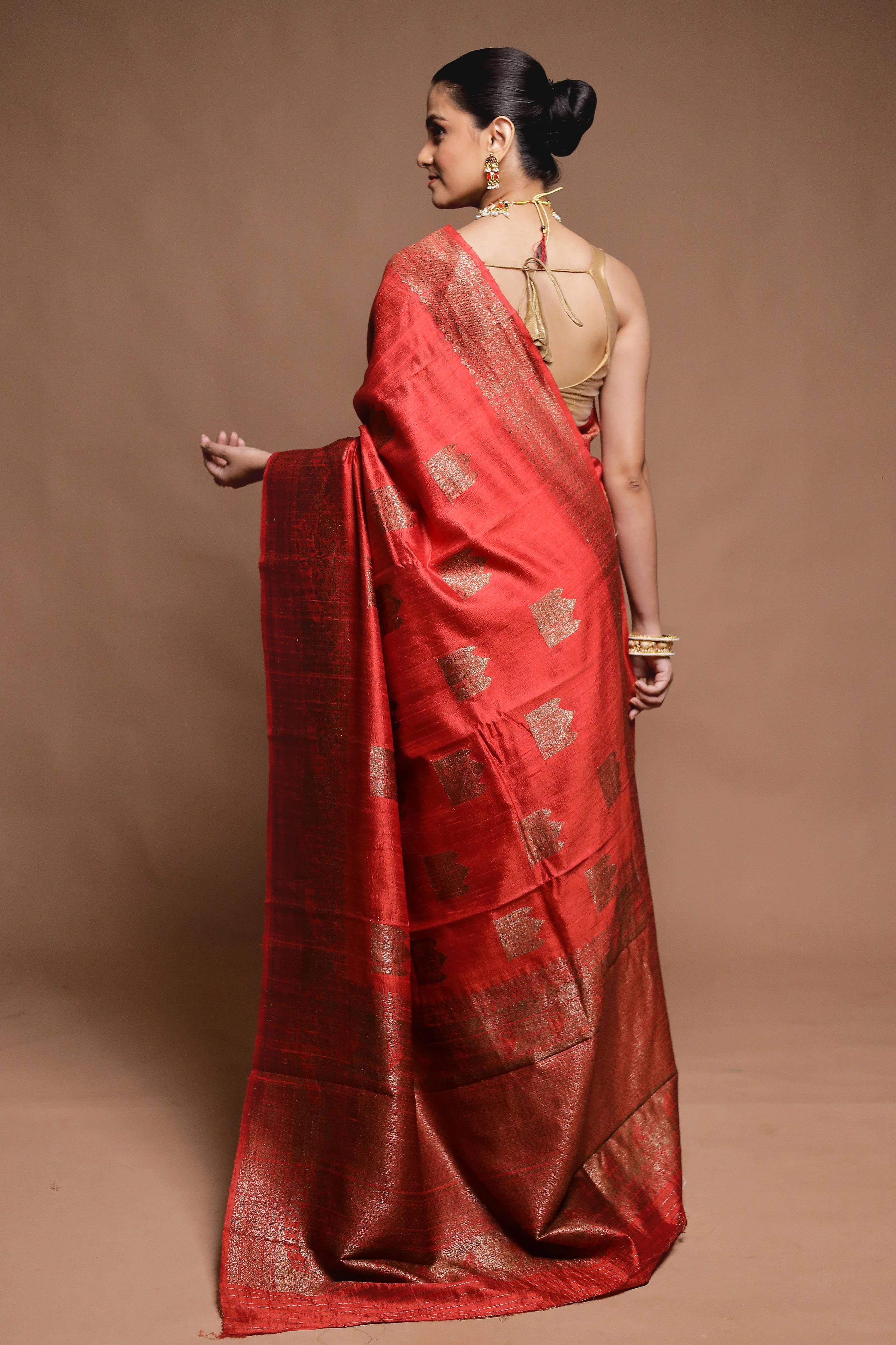 Red Handloom Tussar Pure Silk Saree With Blouse Piece - Image 3