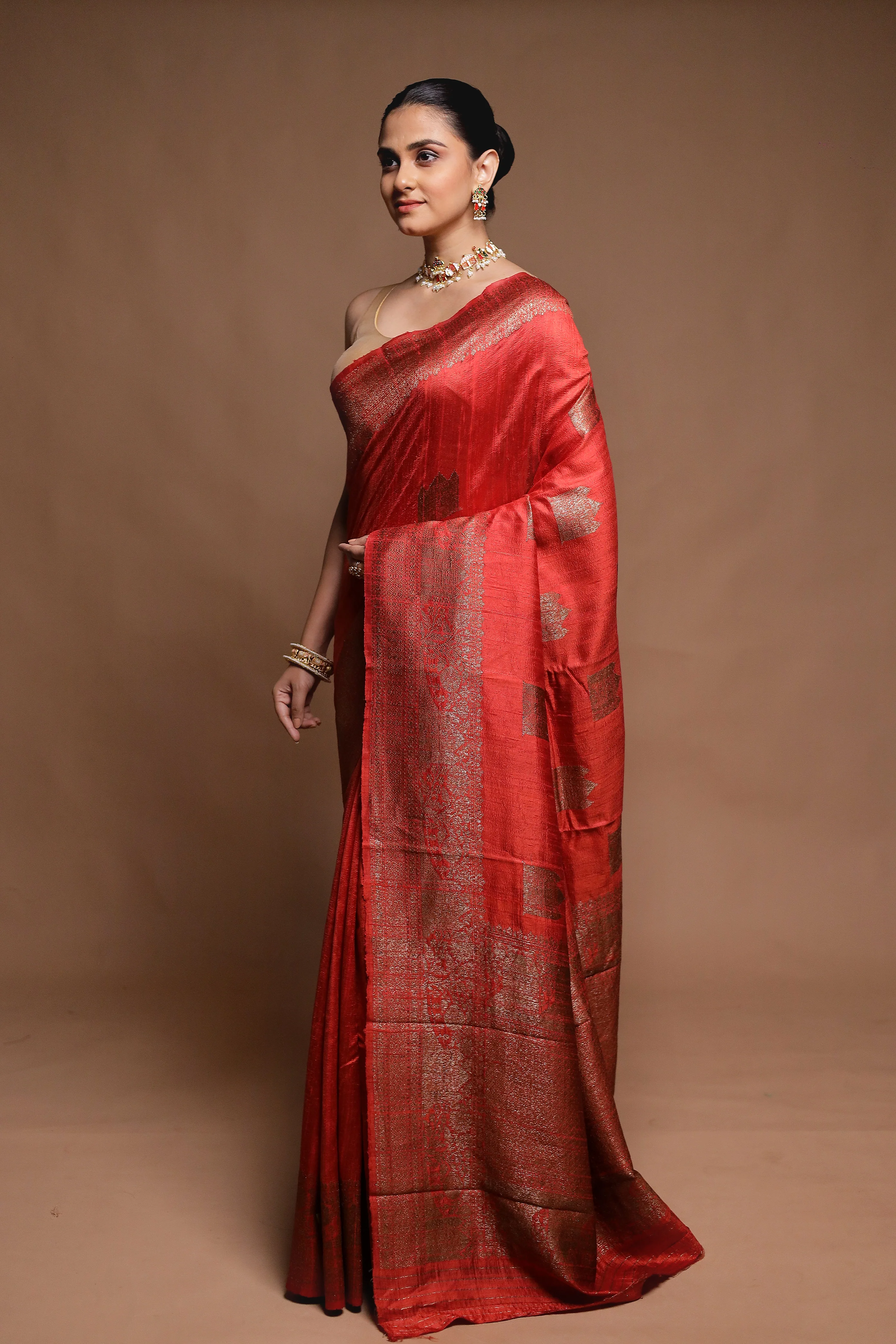 Red Handloom Tussar Pure Silk Saree With Blouse Piece - Image 4