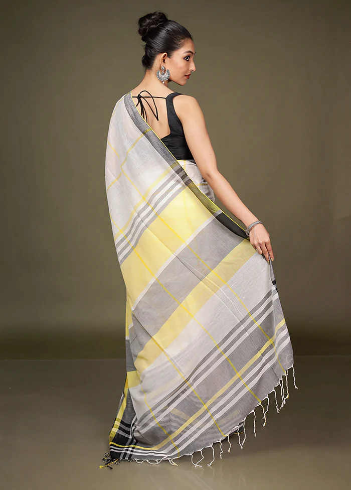 White Cotton Saree With Blouse Piece - Image 3