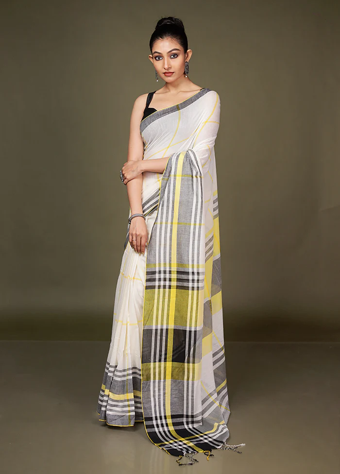 White Cotton Saree With Blouse Piece - Image 4
