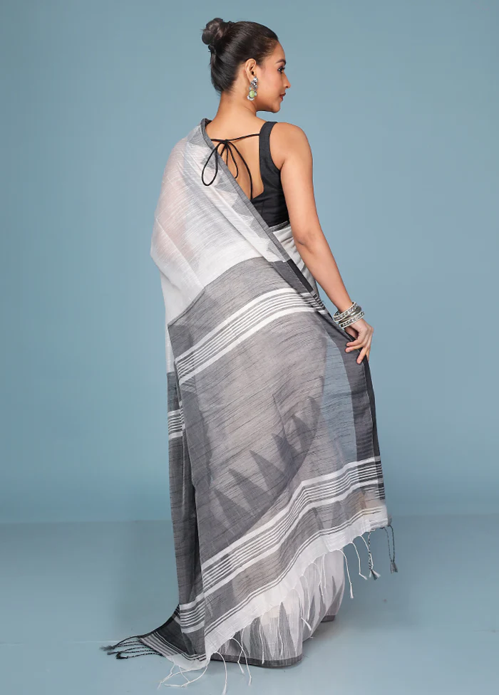 White Cotton Saree With Blouse Piece - Image 3