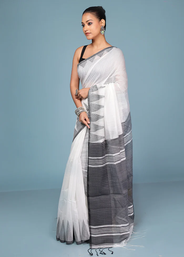 White Cotton Saree With Blouse Piece - Image 4