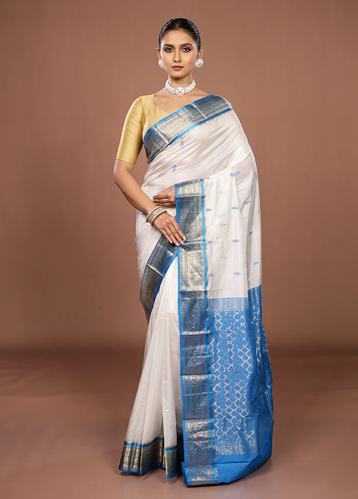 White Handloom Kanjivaram Pure Silk Saree With Blouse Piece - Image 2