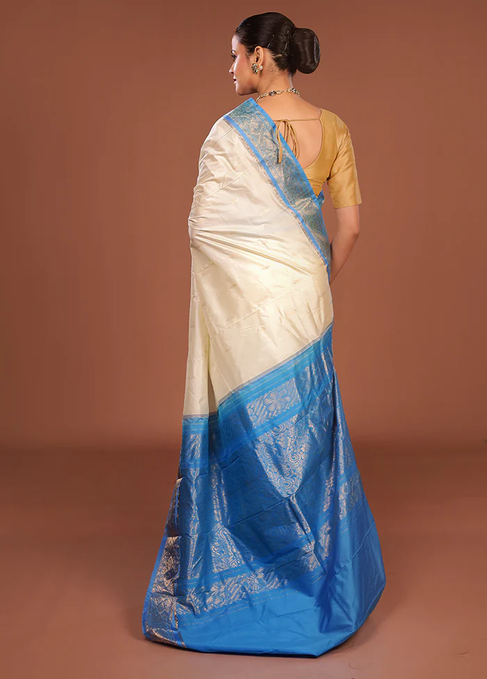 White Handloom Kanjivaram Pure Silk Saree With Blouse Piece - Image 3