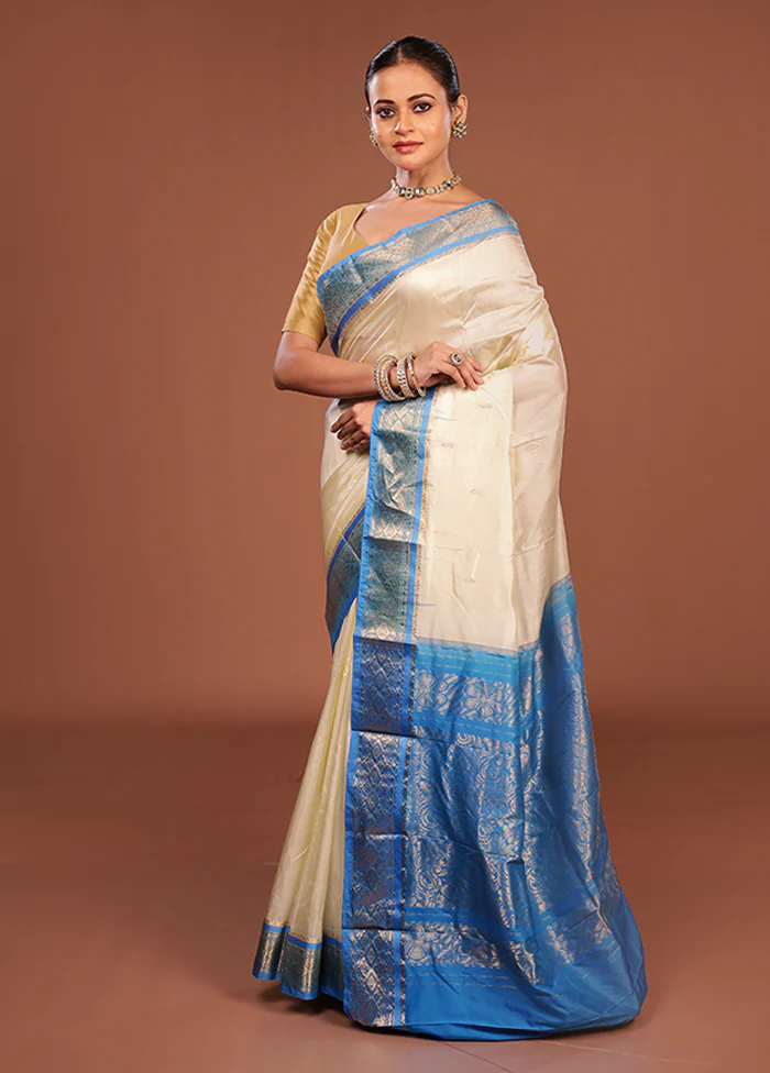 White Handloom Kanjivaram Pure Silk Saree With Blouse Piece - Image 4