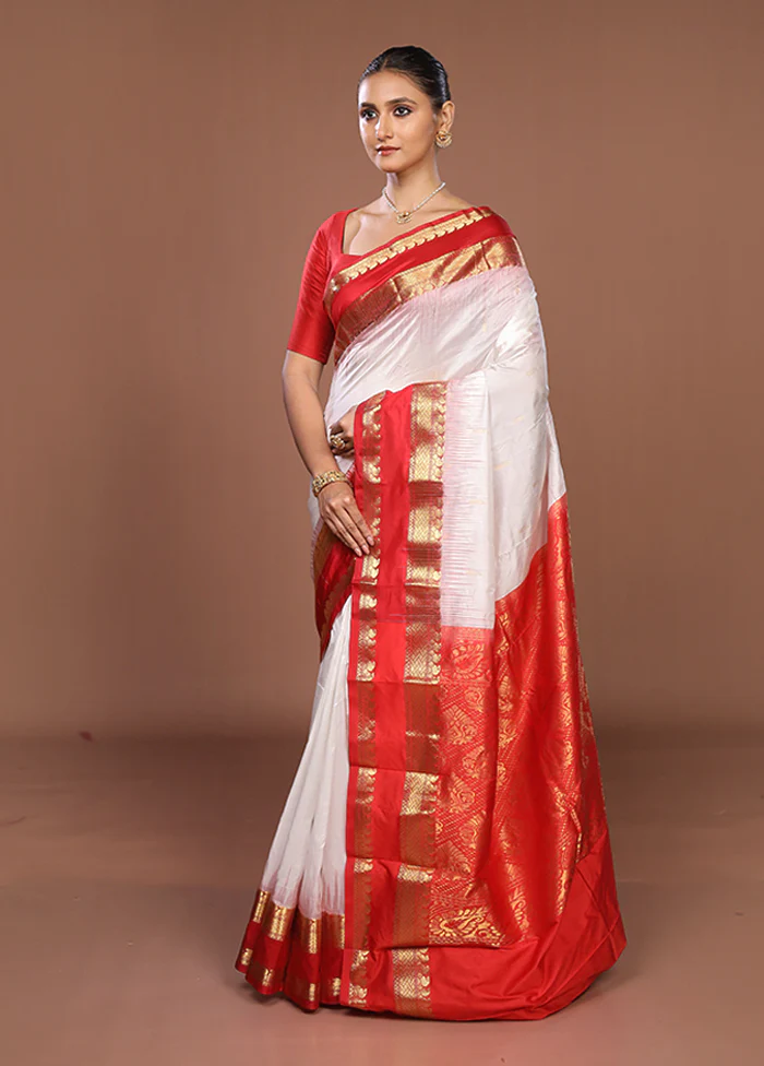 White Handloom Kanjivaram Pure Silk Saree With Blouse Piece - Image 4