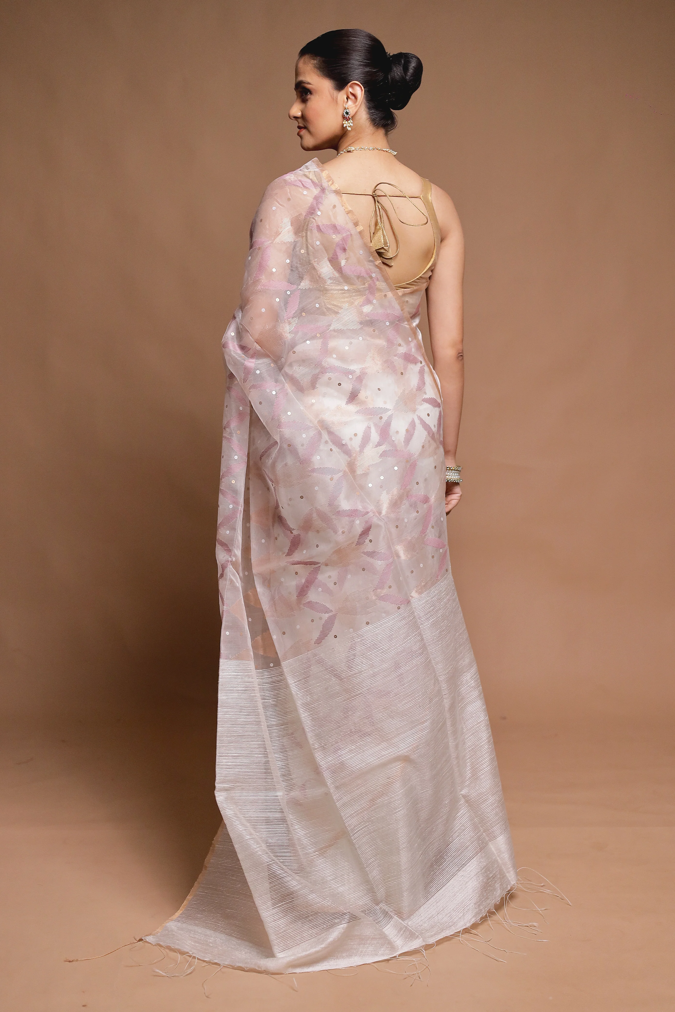 White Handloom Matka Pure Silk Saree With Blouse Piece - Image 3