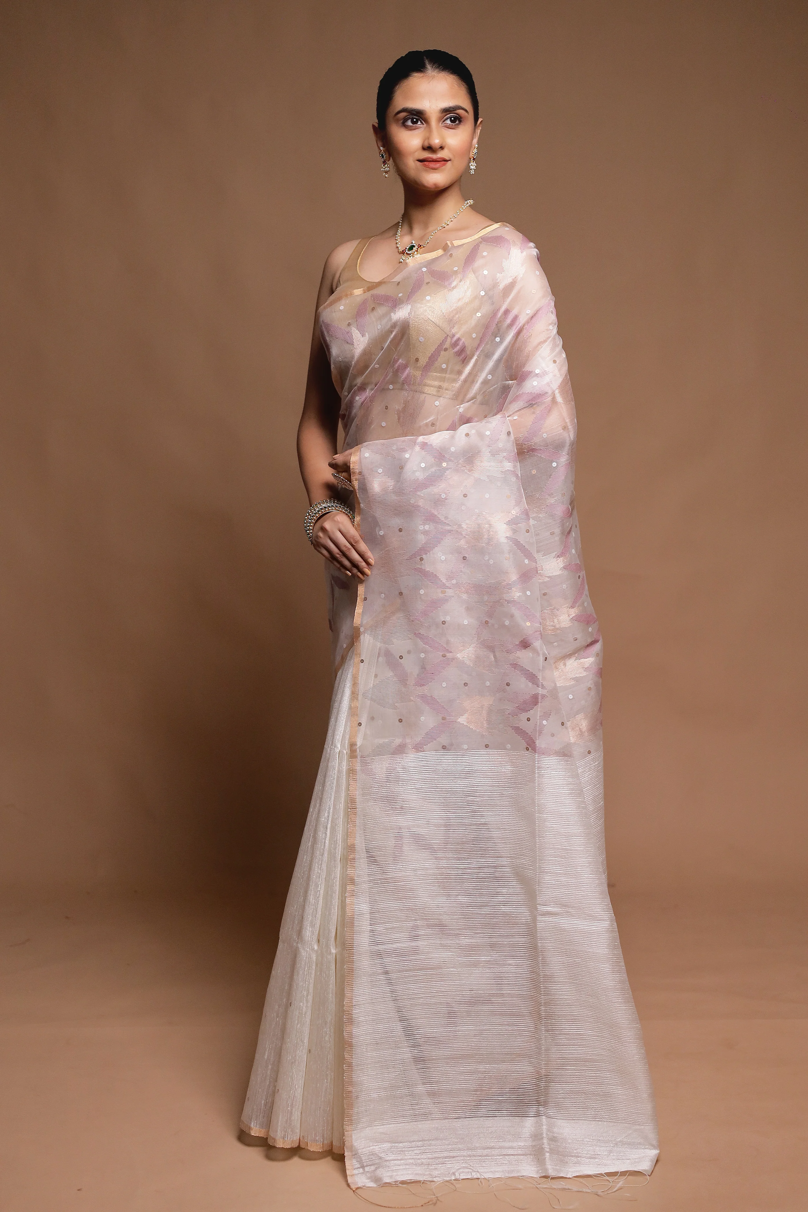 White Handloom Matka Pure Silk Saree With Blouse Piece - Image 4