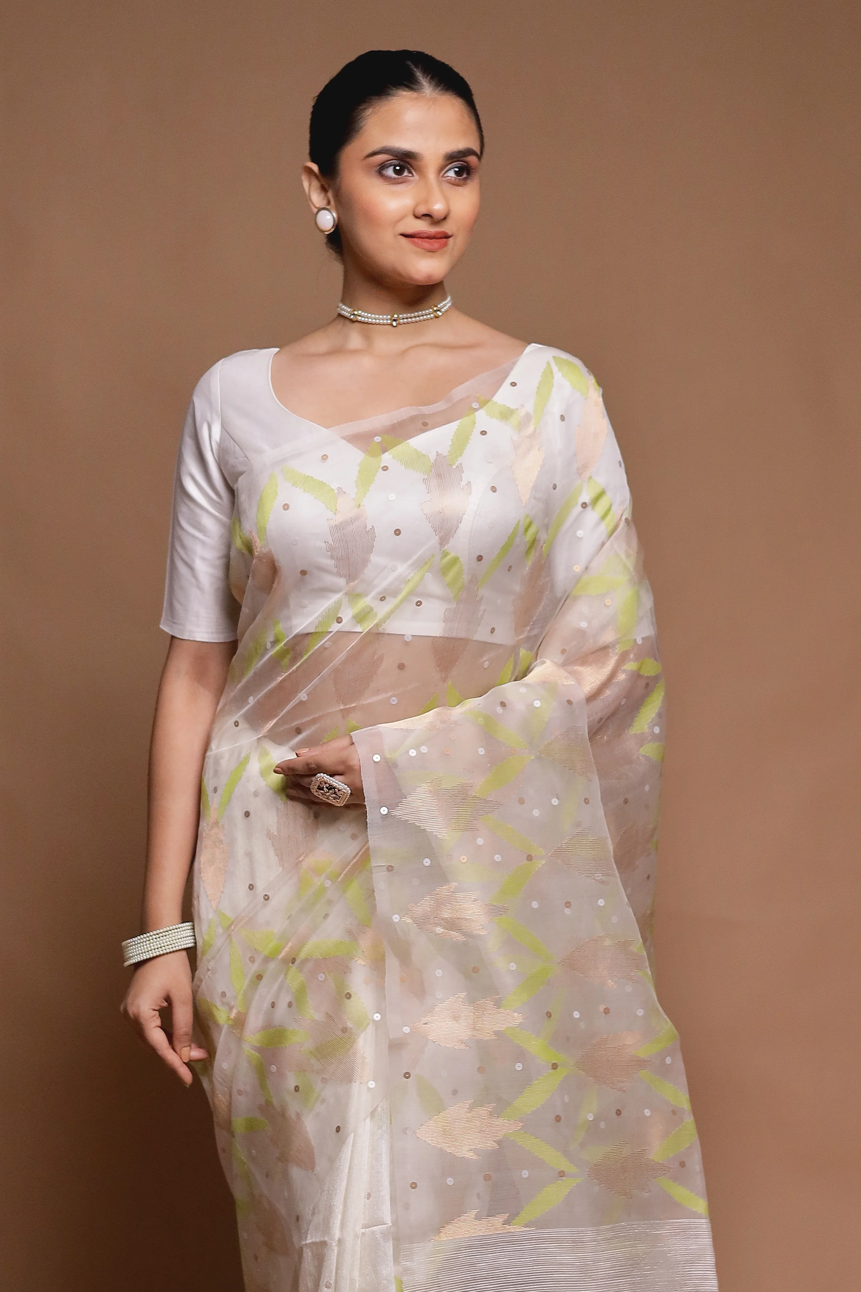 White Handloom Matka Pure Silk Saree With Blouse Piece - Image 2