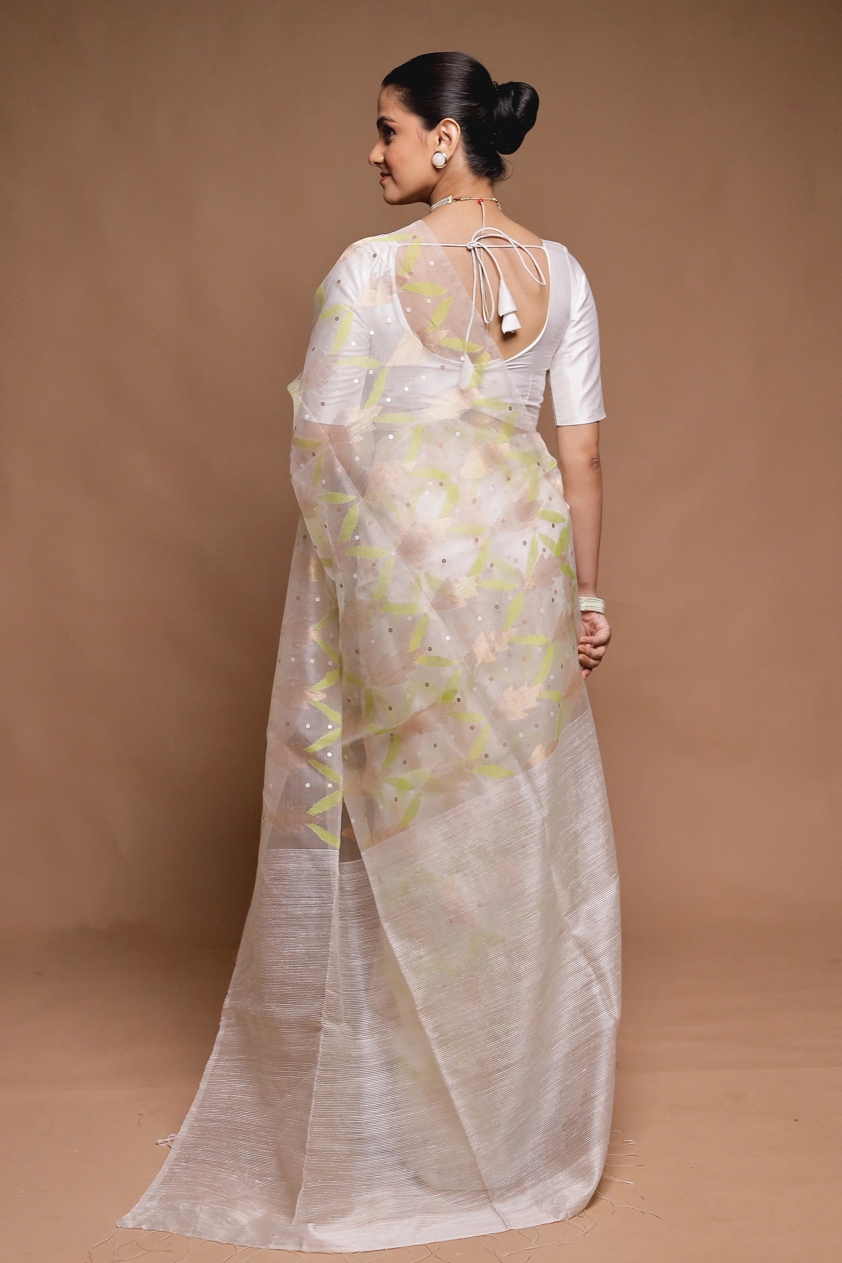 White Handloom Matka Pure Silk Saree With Blouse Piece - Image 3