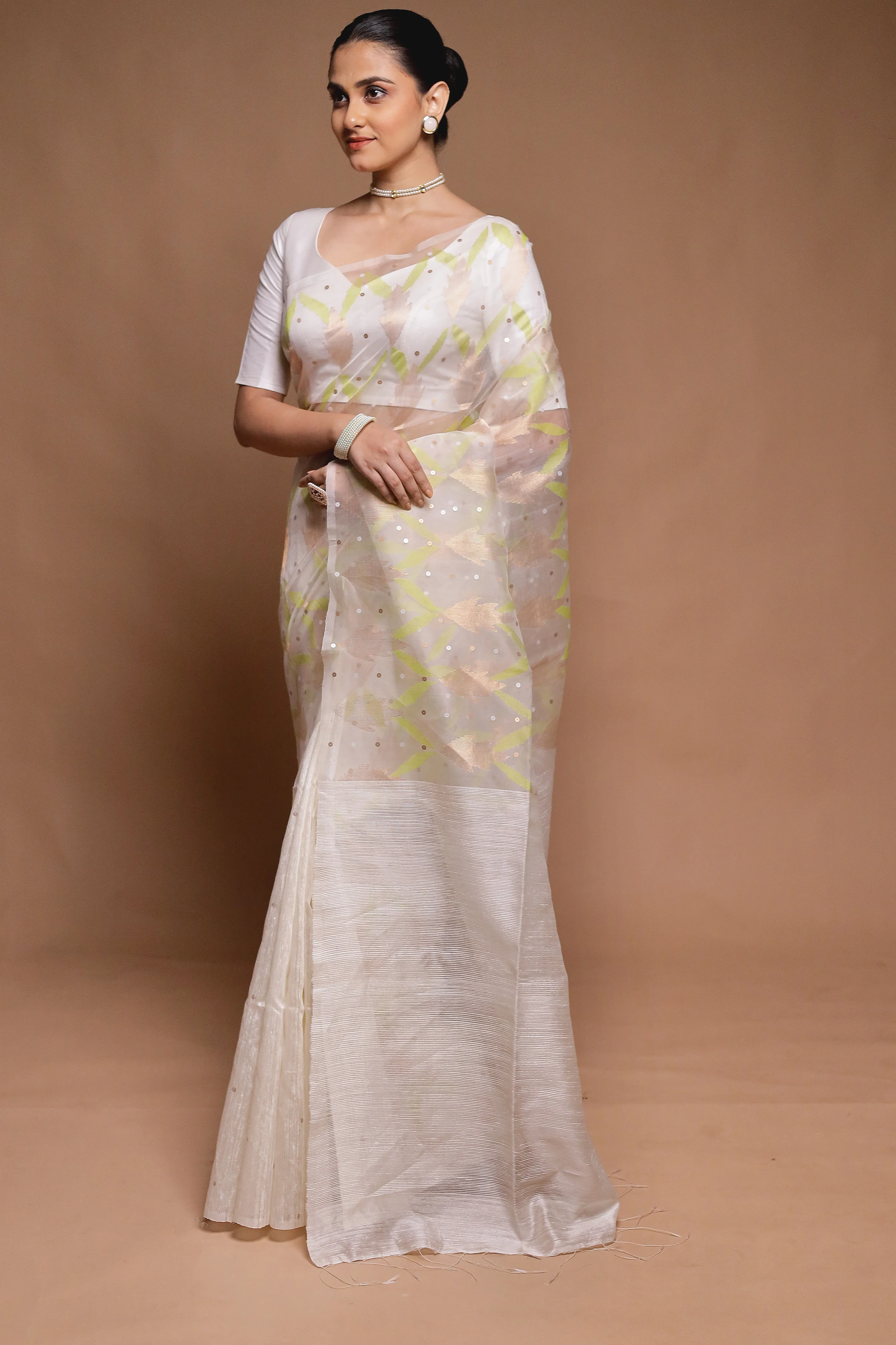 White Handloom Matka Pure Silk Saree With Blouse Piece - Image 4