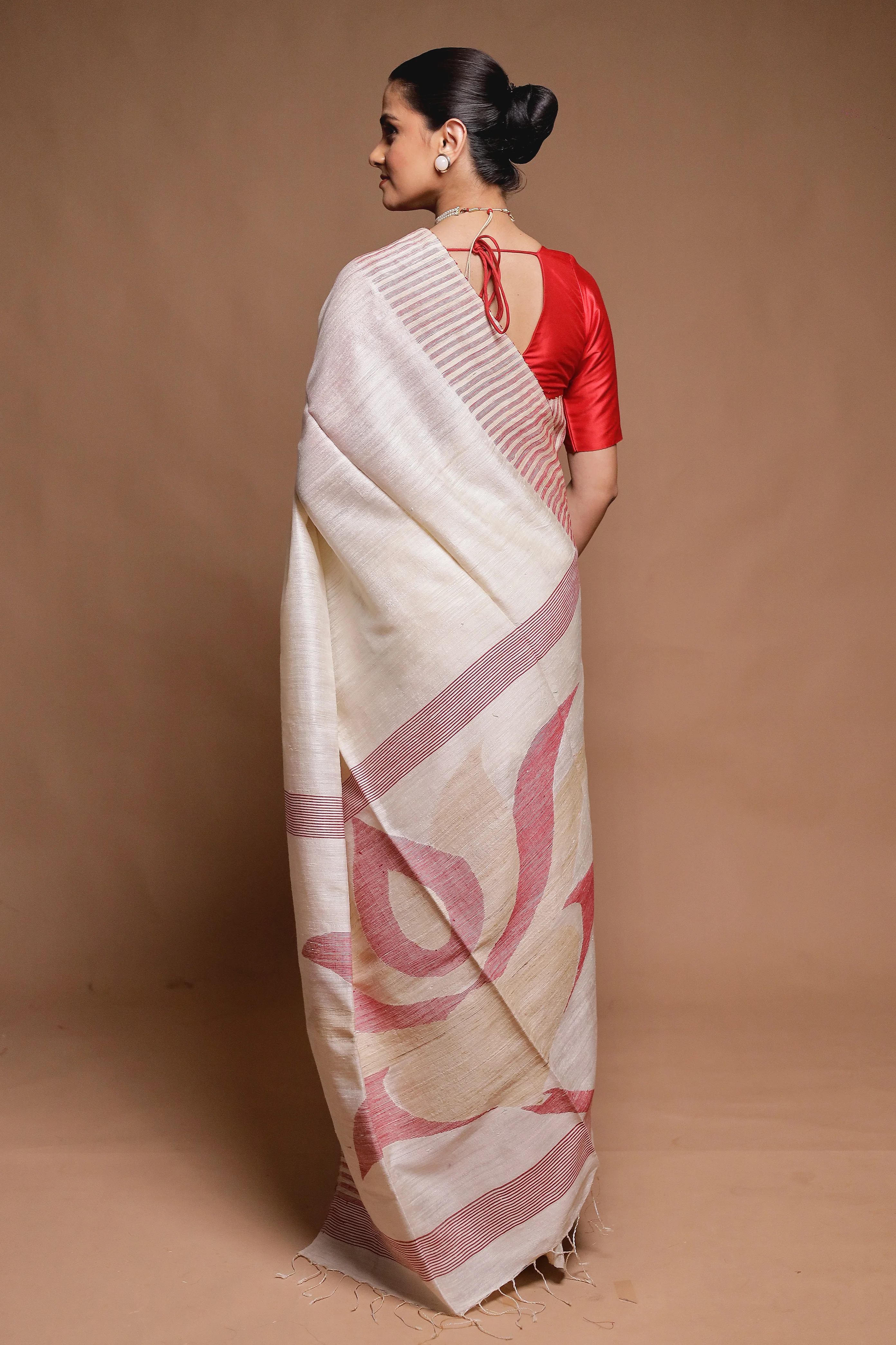 White Handloom Matka Pure Silk Saree With Blouse Piece - Image 3