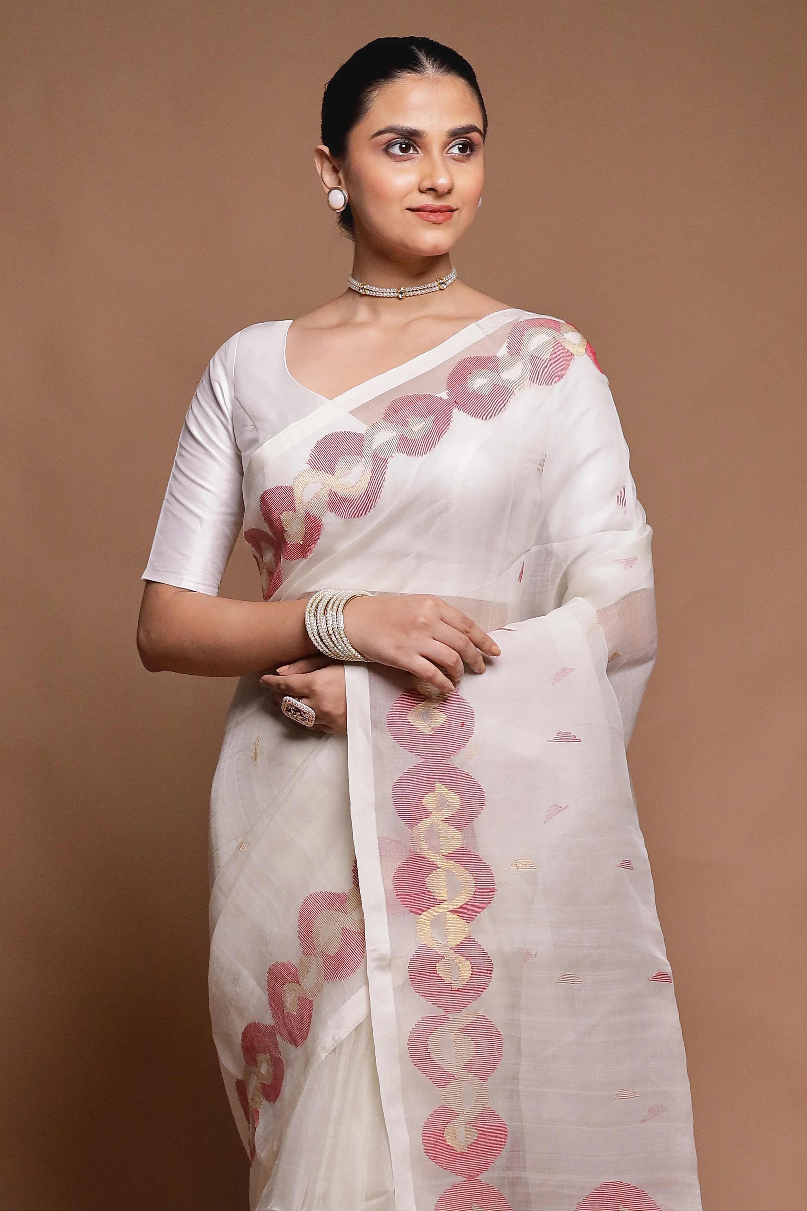 White Handloom Matka Pure Silk Saree With Blouse Piece - Image 2