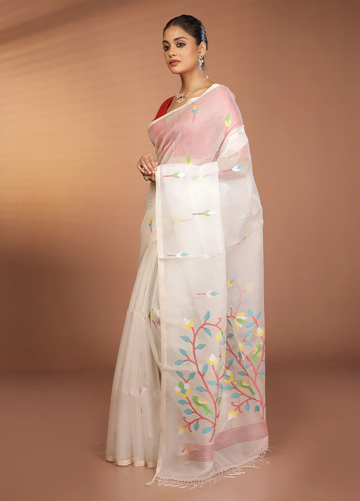 White Handloom Matka Pure Silk Saree With Blouse Piece - Image 4