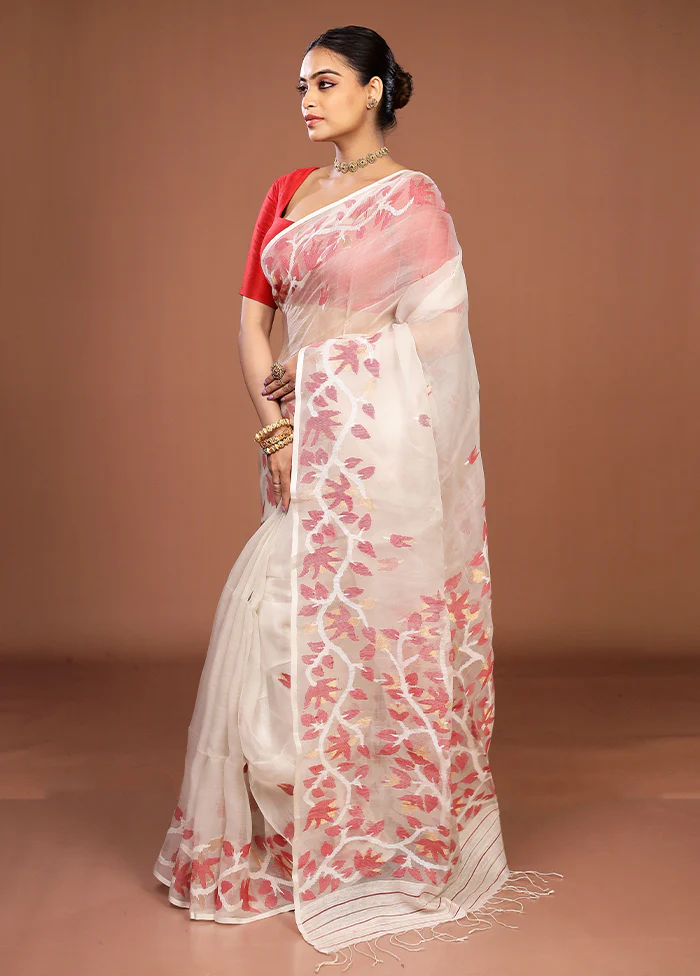 White Handloom Matka Pure Silk Saree With Blouse Piece - Image 4