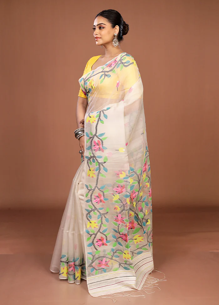 White Handloom Matka Pure Silk Saree With Blouse Piece - Image 4