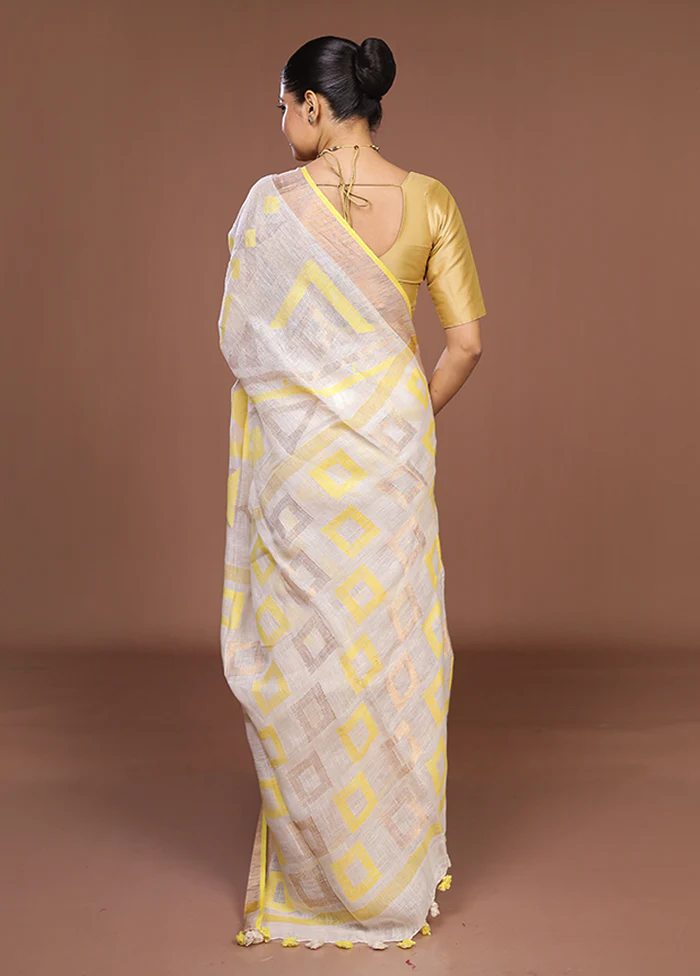 White Handloom Matka Pure Silk Saree With Blouse Piece - Image 3