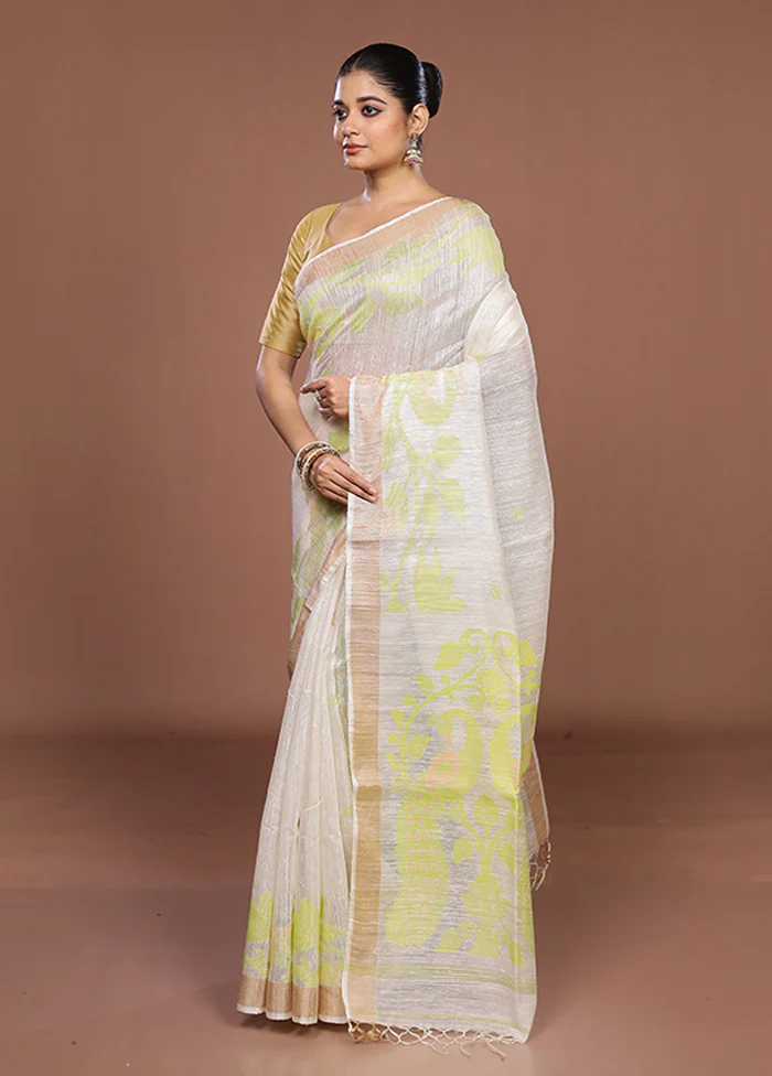 White Handloom Matka Pure Silk Saree With Blouse Piece - Image 4
