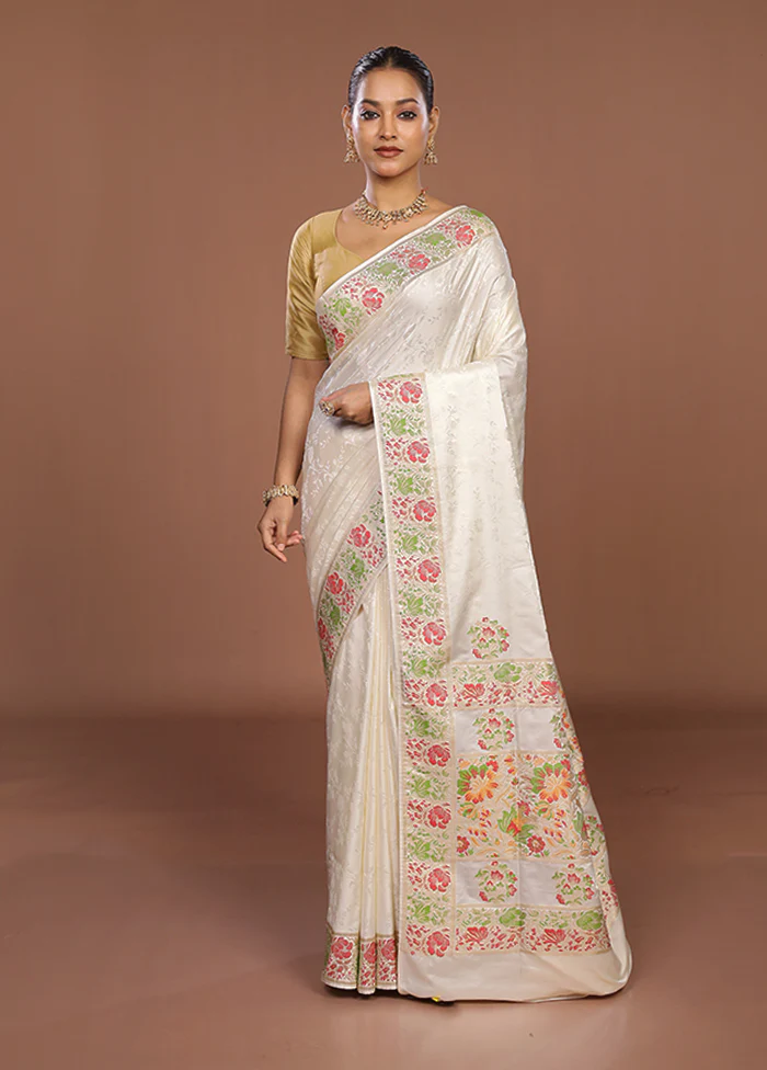 White Handloom Tanchoi Silk Saree With Blouse Piece - Image 2