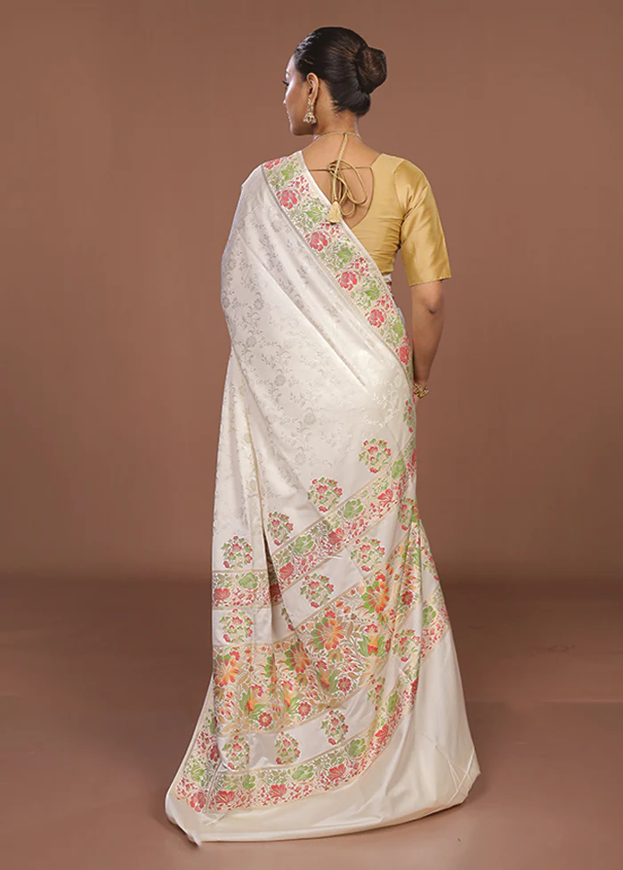 White Handloom Tanchoi Silk Saree With Blouse Piece - Image 3
