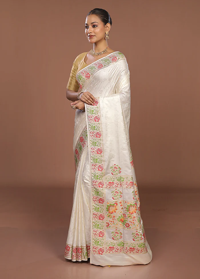White Handloom Tanchoi Silk Saree With Blouse Piece - Image 4