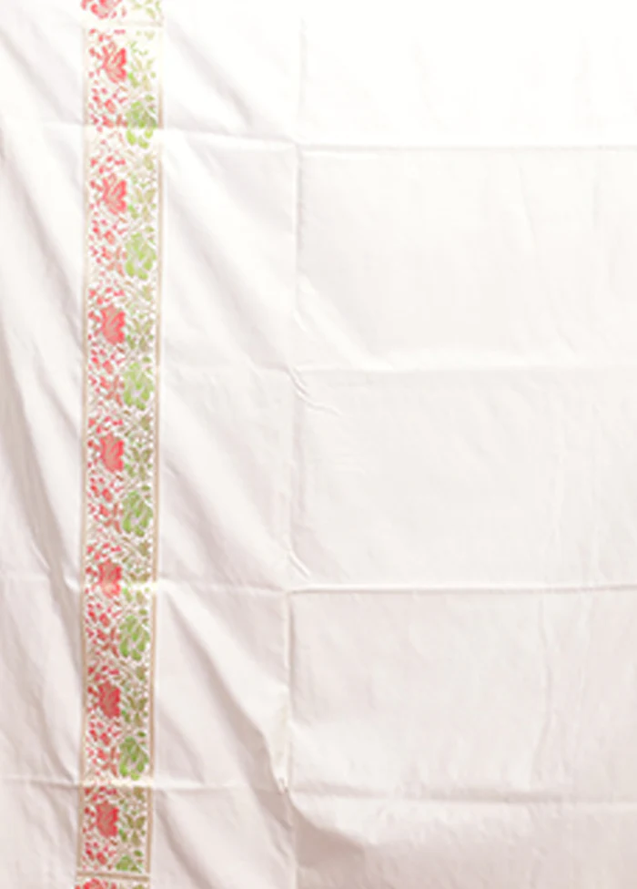 White Handloom Tanchoi Silk Saree With Blouse Piece - Image 5