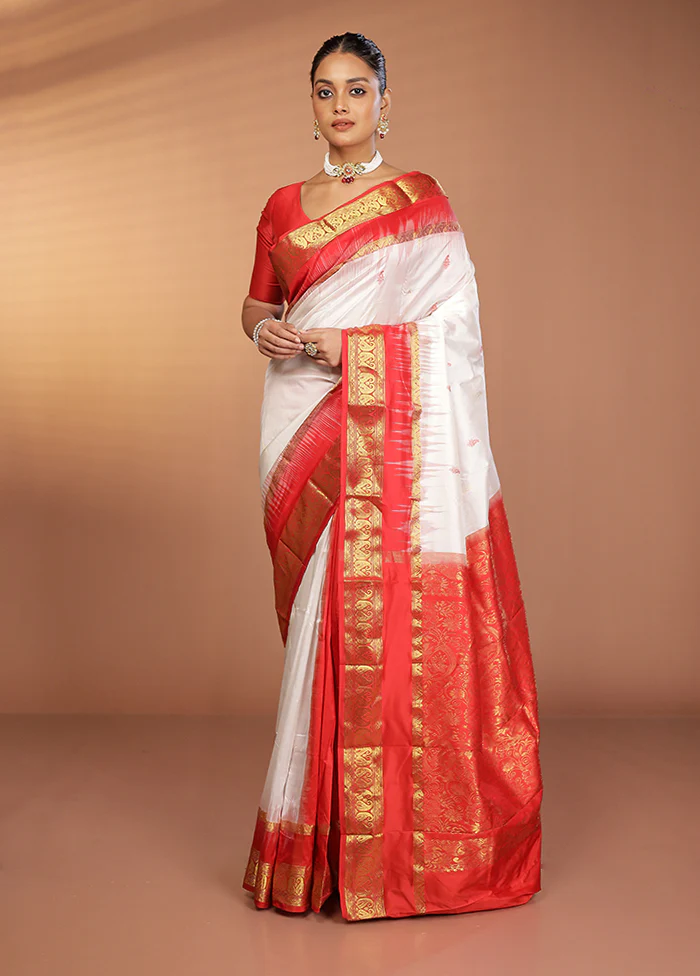 White Kanjivaram Silk Saree With Blouse Piece - Image 2