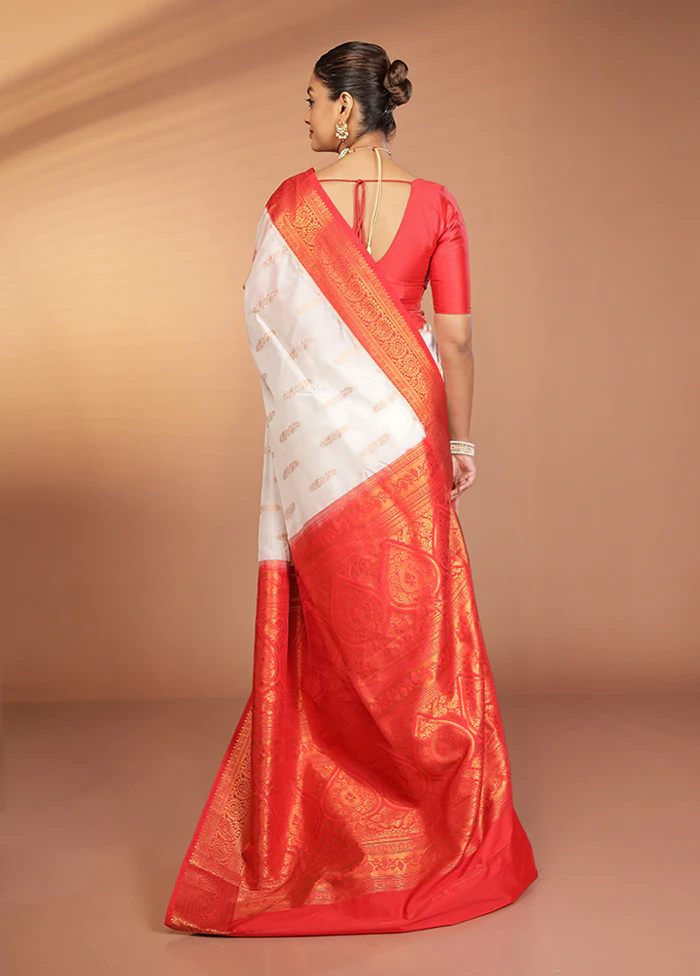 White Kanjivaram Silk Saree With Blouse Piece - Image 3