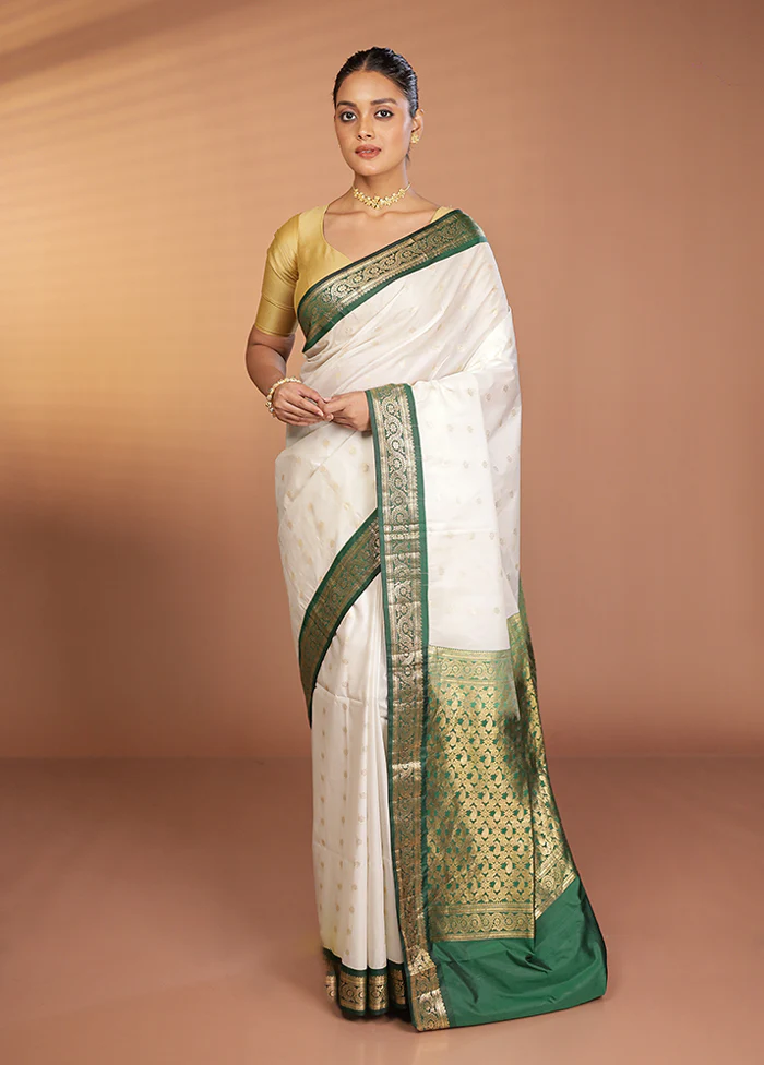 White Kanjivaram Silk Saree With Blouse Piece - Image 2