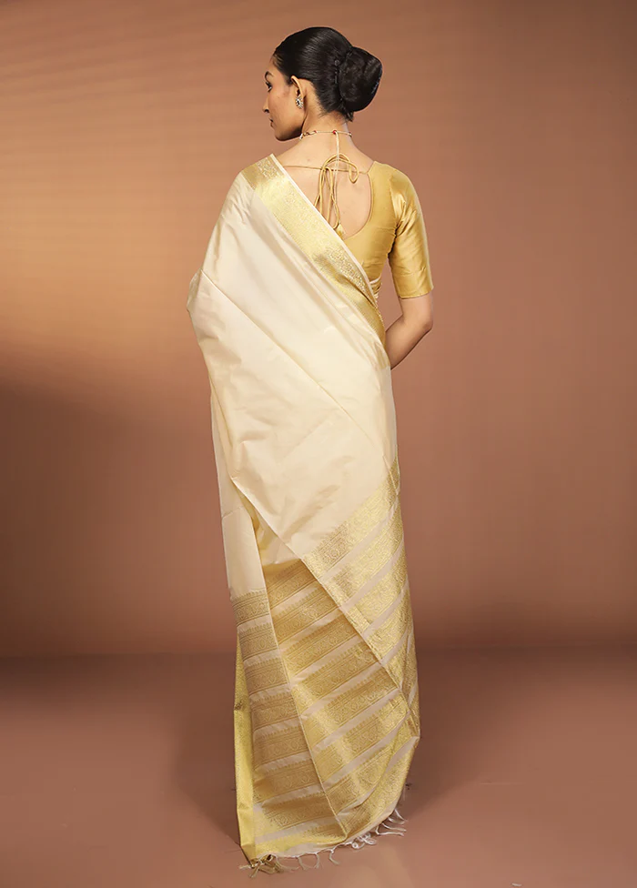 White Kanjivaram Silk Saree With Blouse Piece - Image 3
