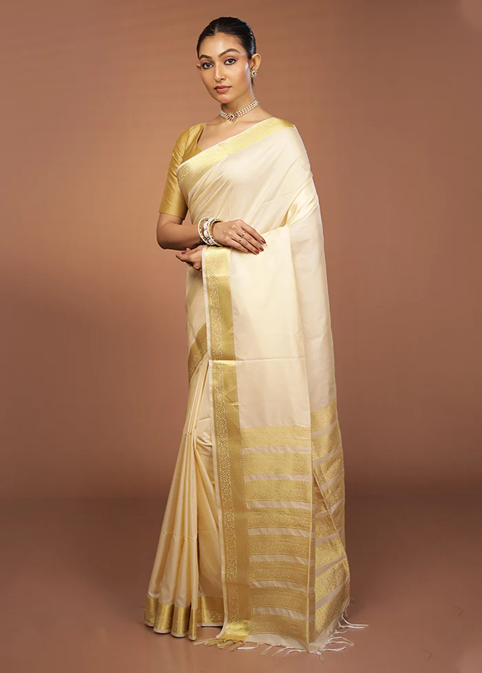 White Kanjivaram Silk Saree With Blouse Piece - Image 4