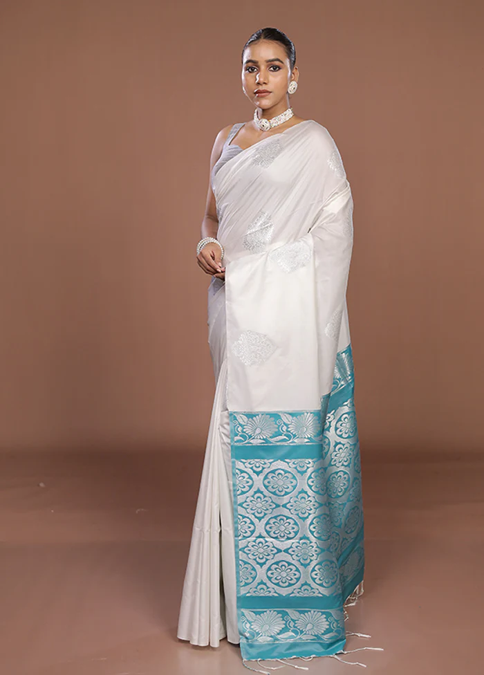 White Kanjivaram Silk Saree With Blouse Piece - Image 4