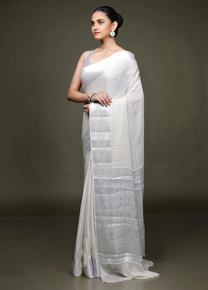 White Kora Silk Saree With Blouse Piece - Image 4