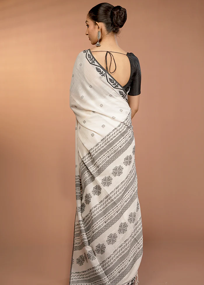 White Matka Silk Saree With Blouse Piece - Image 3